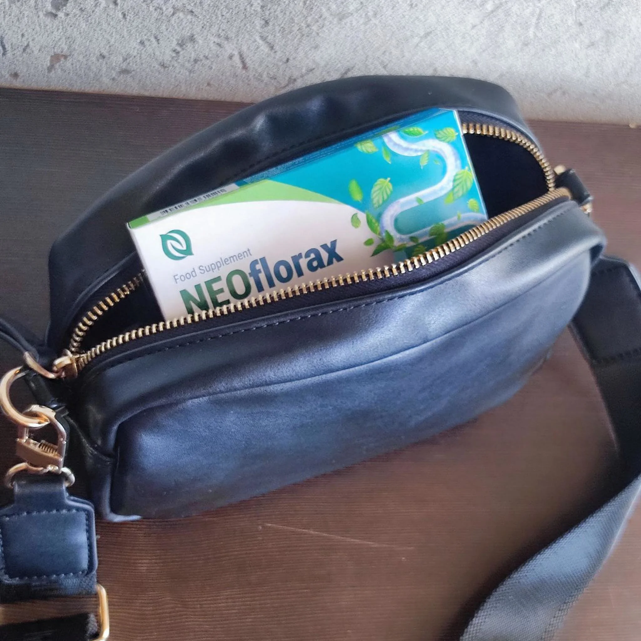 Blíster de Neoflorax sobre la mesa de Marta en Málaga