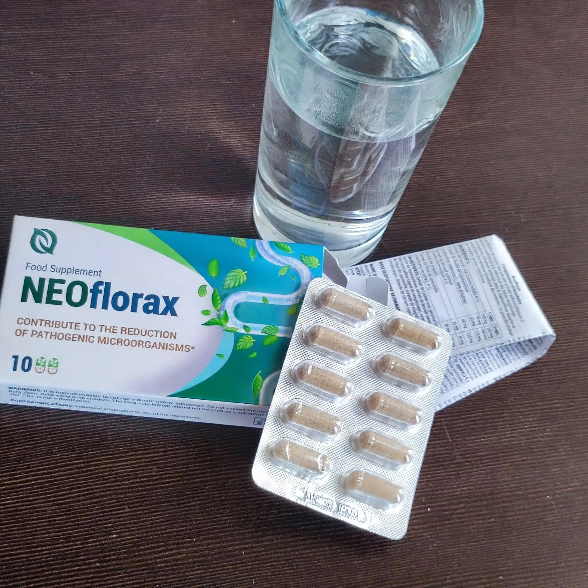 Caja de Neoflorax junto a un vaso de agua en Bilbao